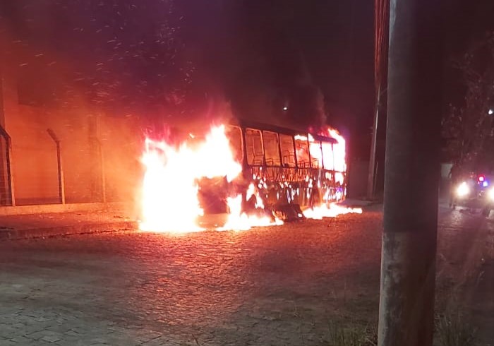 &Ocirc;nibus foi completamente destru&iacute;do pelas chamas na noite de quarta-feira (9), em Jaragu&aacute; do Sul – Foto: Redes Sociais/Divulga&ccedil;&atilde;o