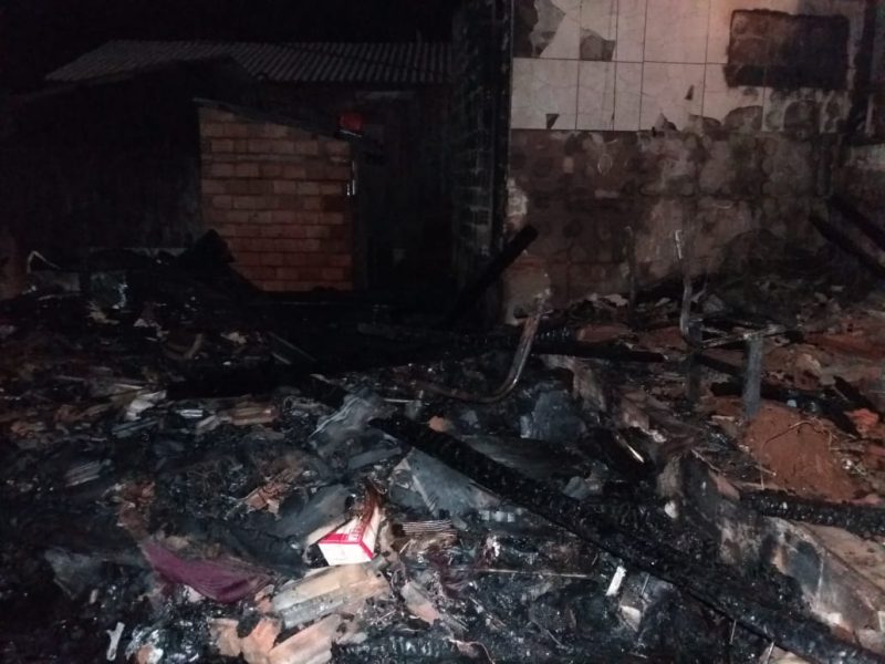 Chamas consumiram duas resid&ecirc;ncias e danificaram outra – Foto: Corpo de Bombeiros/Divulga&ccedil;&atilde;o/ND