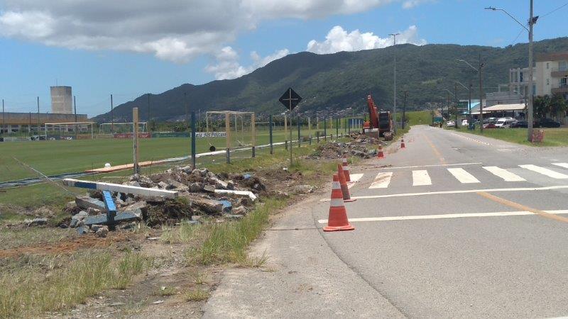Primeira etapa da obra consiste na retirada do atual alambrado – Foto: Alceu Atherino/Ava&iacute; FC/divulga&ccedil;&atilde;o