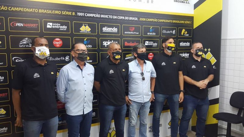Auxiliar técnico Emerson Nunes, presidente Anselmo Freitas, técnico Hemerson Maria, diretor de futebol Waldeci Rampinelli, preparador físico Alexandre Souza e o gerente de futebol Giuliano Bitencourt – Foto: Celso Luz/Criciúma EC