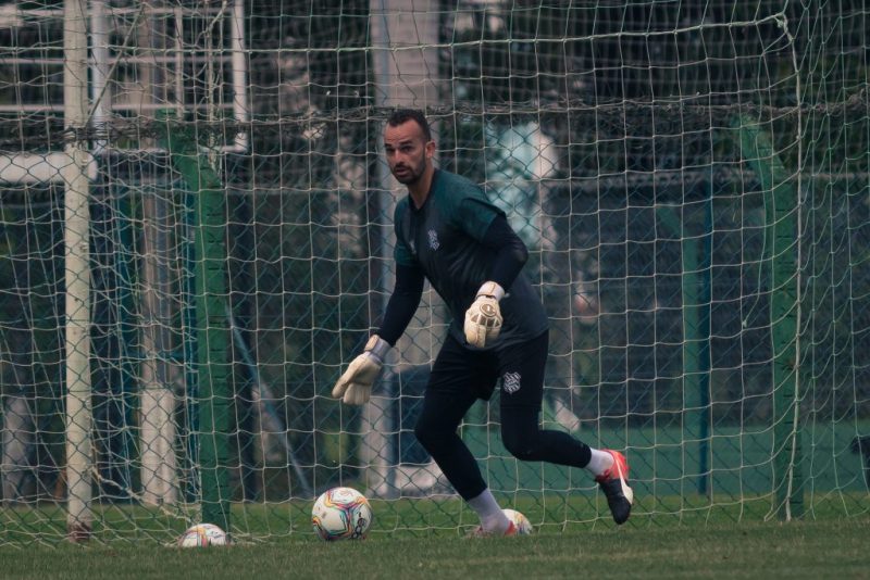 Rodolfo Castro, a frente da meta do Figueirense; sil&ecirc;ncio e compet&ecirc;ncia a frente do consagrado uniforme de goleiro do clube – Foto: Patrick Floriani/FFC