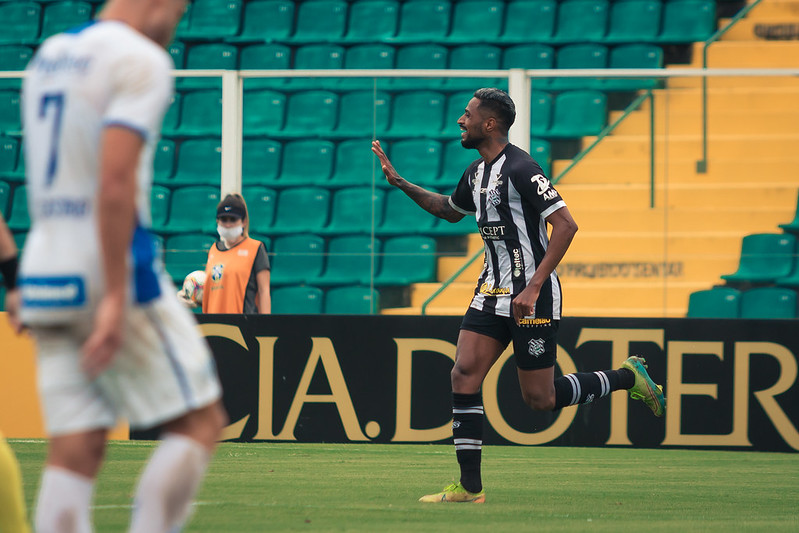 Diego Gon&ccedil;alves, atacante do Figueirense, &eacute; o artilheiro alvinegro na temporada: foram 11 gols em 48 jogos – Foto: Patrick Floriani/FFC