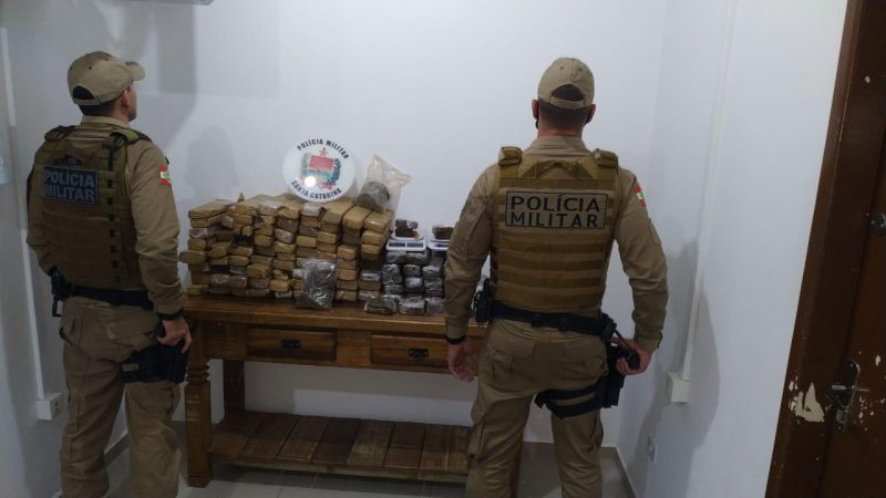 Al&eacute;m da droga foram encontradas duas balan&ccedil;as de precis&atilde;o – Foto: Divulga&ccedil;&atilde;o Pol&iacute;cia Militar/ND