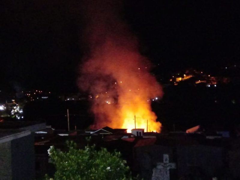 Inc&ecirc;ndio mobilizou viaturas do Corpo de Bombeiros – Foto: Eder Luiz/Divulga&ccedil;&atilde;o/ND