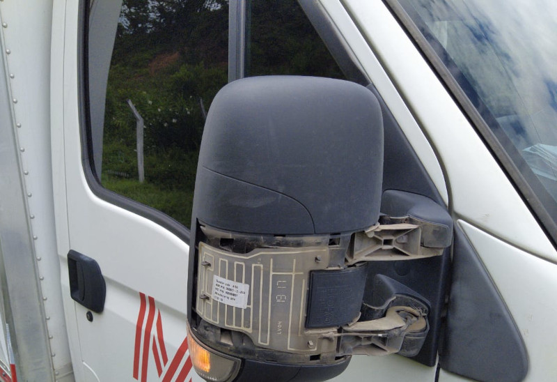 Parte do retrovisor ficou danificada pelo impacto do acidente – Foto: PRF/Divulga&ccedil;&atilde;o