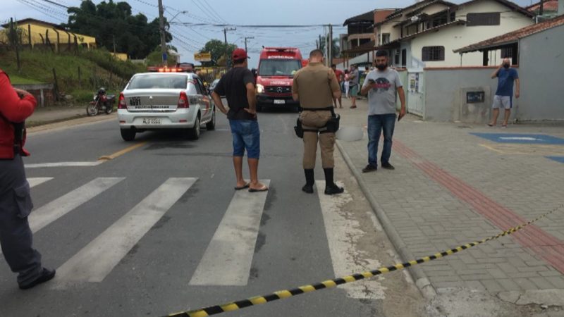 Moto atingiu idoso que estava atravessando a faixa de pedestre; ciclista morreu no local – Foto: Divulga&ccedil;&atilde;o/ND