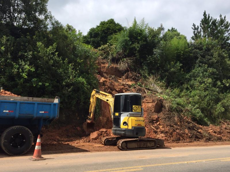 Equipes trabalham nas ruas nesta manhã para obstrução das vias – Foto: Prefeitura de Rio Negrinho/Divulgação