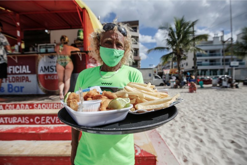 Frutos do mar e batata frita est&atilde;o entre os pratos mais pedidos e, dependendo do restaurante e da praia, variam consideravelmente na hora de pagar a conta – Foto: Anderson Coelho/ND