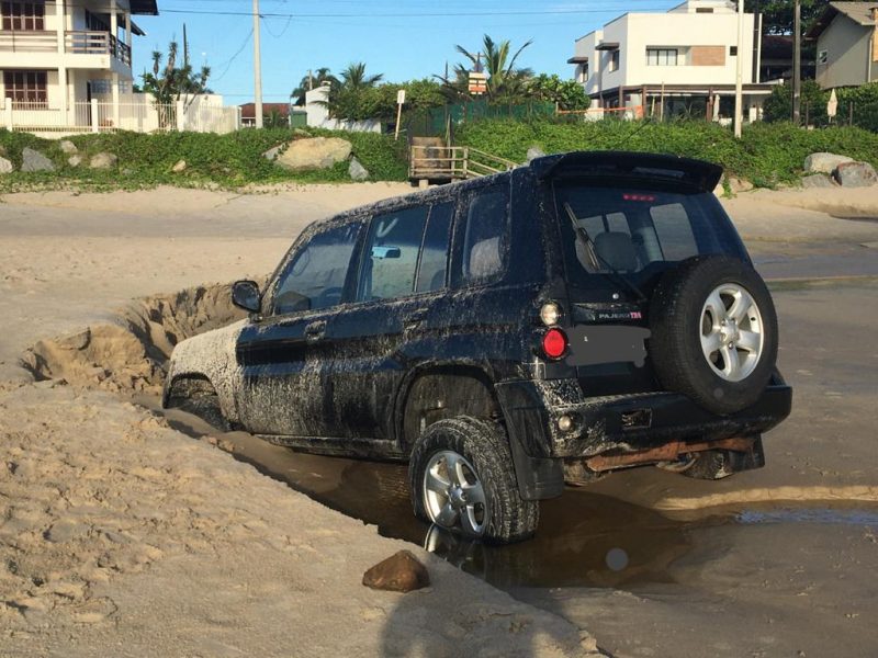 Motorista teria ficado preso em parte &uacute;mida da areia – Foto: S&atilde;o Chico Online