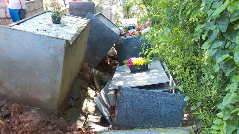 Fortes chuvas provocaram deslizamentos em diversos pontos da cidade e no Cemit&eacute;rio Municipal, t&uacute;mulos foram atingidos – Foto: Thiago Bonin/NDTV