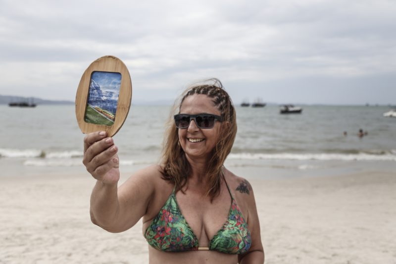 Cleusa Ribeiro confere como ficaram as tran&ccedil;as feitas por Satou – Foto: Anderson Coelho/ND