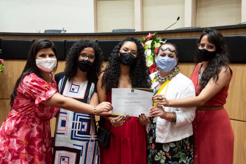 Cíntia Mendonça, Lívia Guilardi, Mayne Goes, Joziléia Daniza e Marina Caixeta seguram o diploma de mandato eleitoral