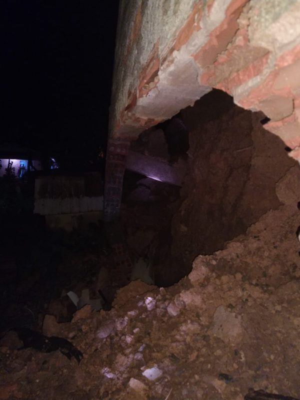 Muro desabou após a forte enxurrada que atingiu a região – Foto: Corpo de Bombeiros Militar/Divulgação