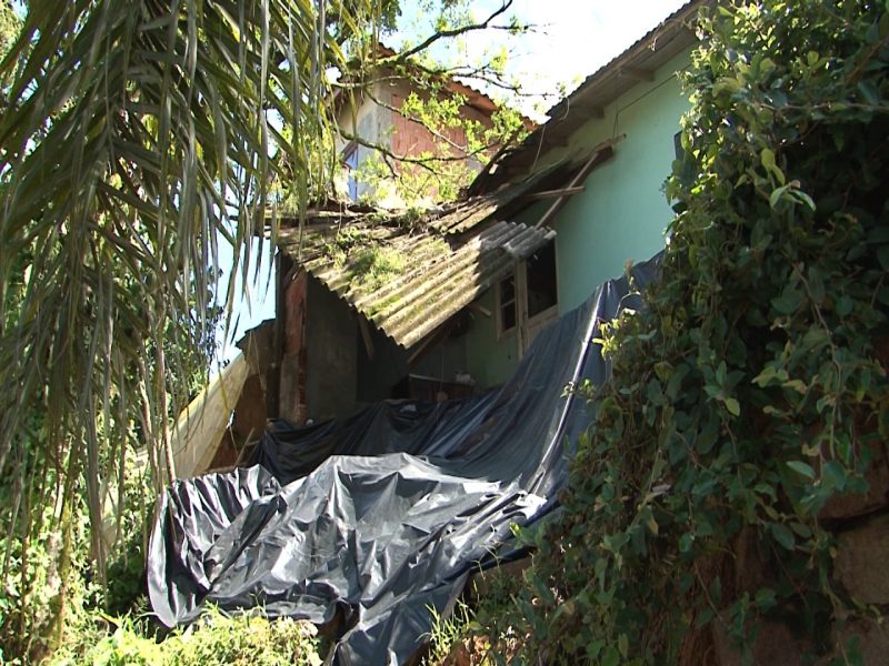 Casa no bairro Iriri&uacute; ficou comprometida por deslizamento de terra. – Foto: Reprodu&ccedil;&atilde;o/ND TV