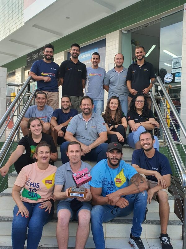 Equipe Magia das Cores, reunida para comemorar mais um ano de sucesso da loja – Foto: Divulga&ccedil;&atilde;o