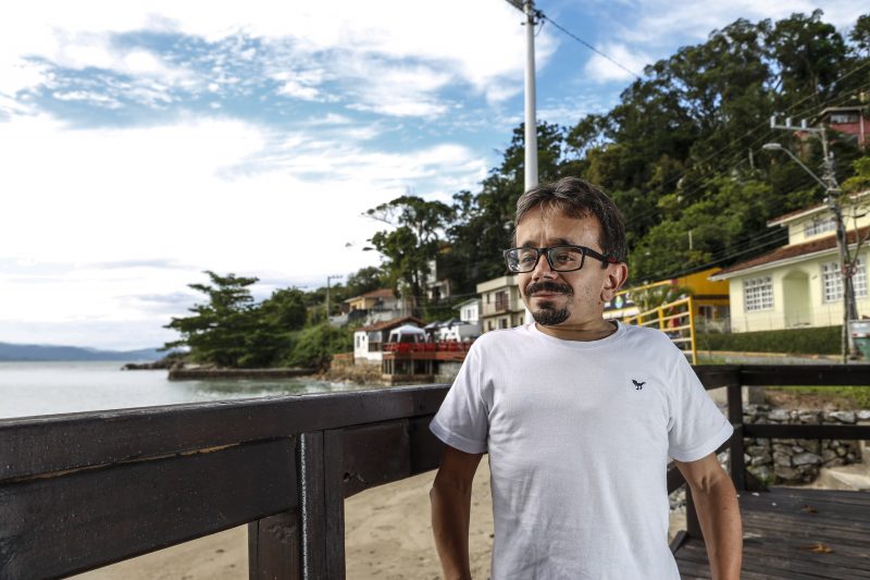 Gabriel Meurer, o Gabrielzinho, de camisa branca e óculos