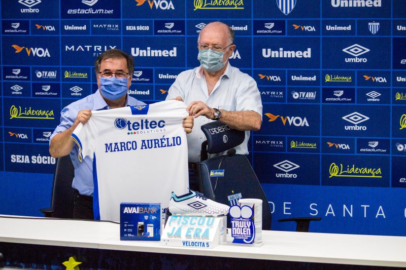 Marco Aur&eacute;lio Cunha, o novo homem forte do futebol no Ava&iacute;, ao lado do presidente Francisco Battistotti; dirigente falou ap&oacute;s o jogo e essa deve ser uma de suas fun&ccedil;&otilde;es no Sul da Ilha – Foto: Andr&eacute; Palma Ribeiro/Ava&iacute; Fc