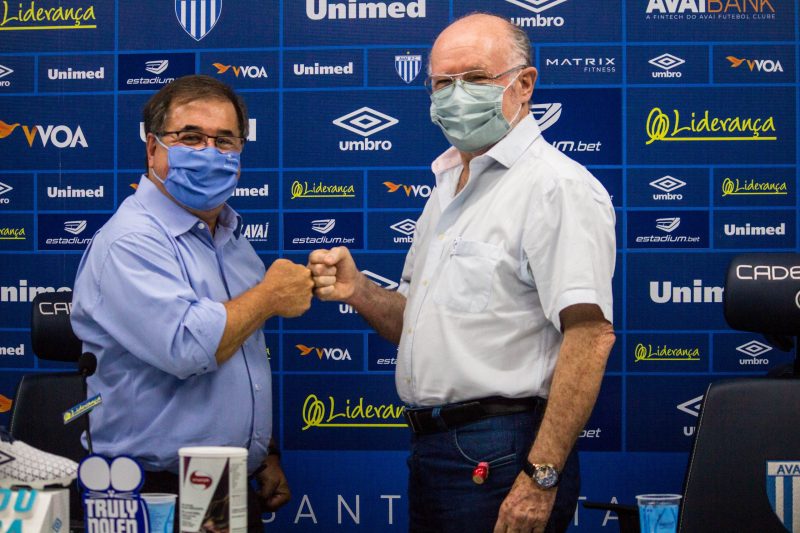 Marco Aurélio Cunha, ao lado do presidente Francisco Battistotti &#8211; Foto: André Palma Ribeiro/Avaí FC