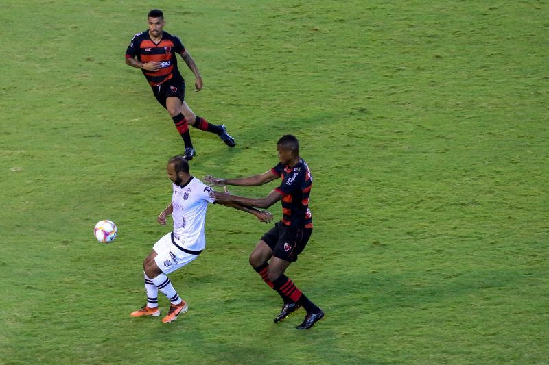 Oeste 2 a 1 Figueirense; talvez a síntese do rebaixamento do Figueriense à Série C: fora do Z4, o Furacão encarou o lanterna e virtualmente rebaixado Oeste com a chance de abrir pontos do Z4. Foi derrotado por 2 a 1 e, a partir dali, não se reencontrou mais. Foto: Guilherme Rodrigues/Myphoto Press/Estadão Conteúdo/ND