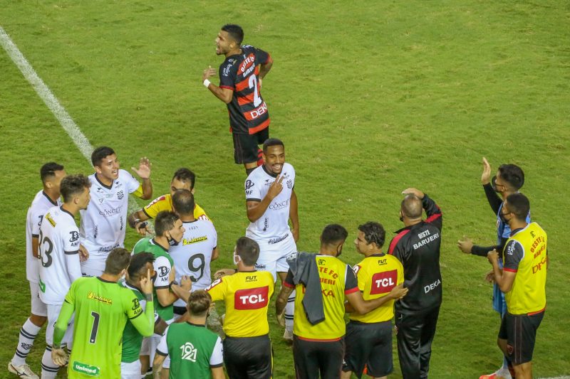 Primeiro gol do Oeste, no jogo que terminou 2 a 1 para os paulistas, os atletas do Figueirense reclamaram muito. Foto: Guilherme Rodrigues/Myphoto Press/Estad&atilde;o Conte&uacute;do