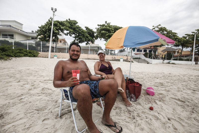 Marcelo Gon&ccedil;alves e Lisiane Sodr&eacute; ainda n&atilde;o conheciam a Praia da Cachoeira – Foto: Anderson Coelho/ND