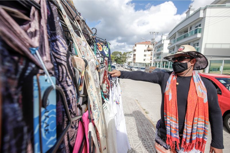 Messias Alves, que veio do interior de Minas Gerais para comercializar roupas em Florian&oacute;polis, espera que as vendas melhorem nos pr&oacute;ximos dias – Foto: Anderson Coelho/ND