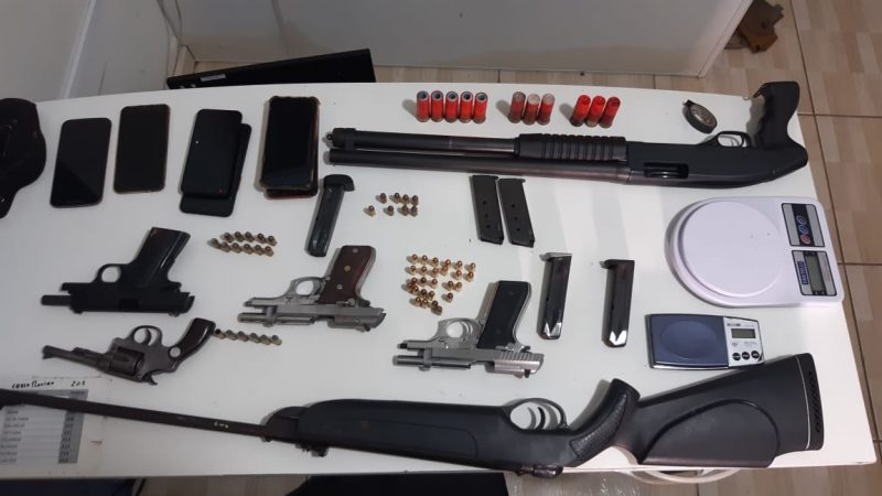 Al&eacute;m da apreens&atilde;o, quatro pessoas foram presas, suspeitas por tr&aacute;fico de drogas – Foto: Ricardo Alves/NDTV