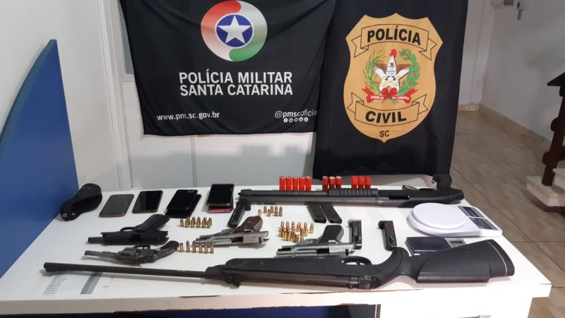 Armas e muni&ccedil;&otilde;es foram apreendidas pela pol&iacute;cia durante a opera&ccedil;&atilde;o – Foto: Ricardo Alves/NDTV
