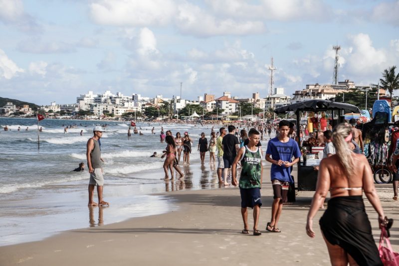 Grande Florianópolis volta ao nível mais grave da Covid-19. Praia dos Ingleses, Norte da Ilha, estava lotada no último domingo de 2020, em 30 de dezembro – Foto: Anderson Coelho/ND