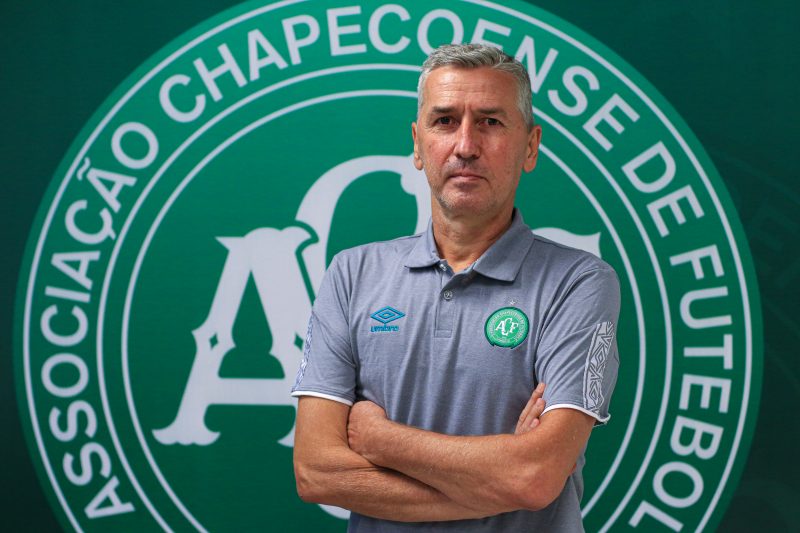 Aos 53 anos, o formado em Direito e Ci&ecirc;ncia Cont&aacute;beis tem o desafio de seguir o trabalho de sucesso na Chapecoense – Foto: M&aacute;rcio Cunha/ACF/ND