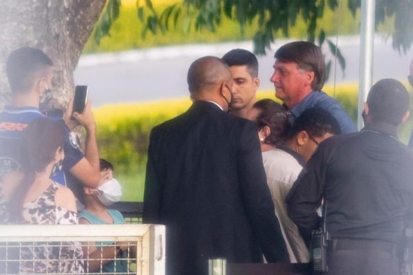 Bolsonaro conversando com apoiadores em Brasília