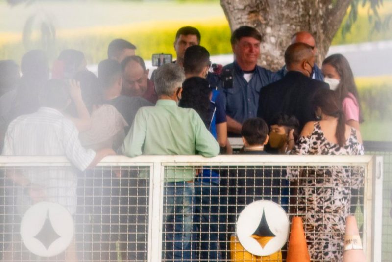 Bolsonaro conversando com apoiadores em Brasília