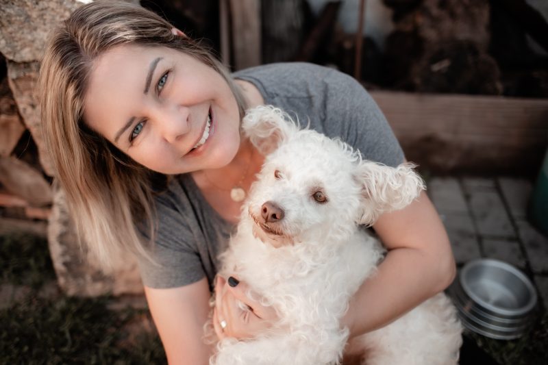 Pri Fernandes, vereadora do Podemos em Florianópolis, abraça um cachorro de pelos brancos
