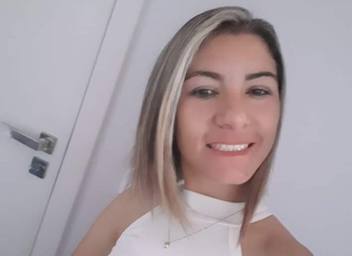 Rosângela olha para a câmera e sorri em uma selfie