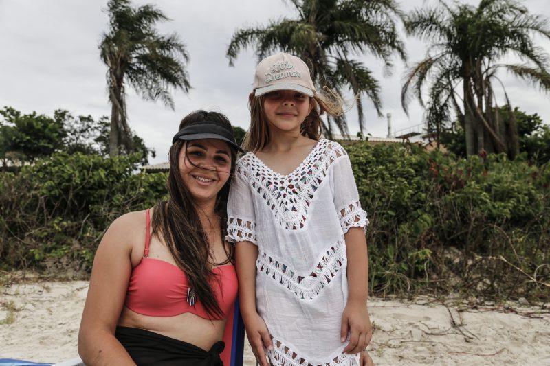 Salete Vogt e a filha Isabeli frequentam a Praia da Cachoeira h&aacute; muitos anos – Foto: Anderson Coelho/ND
