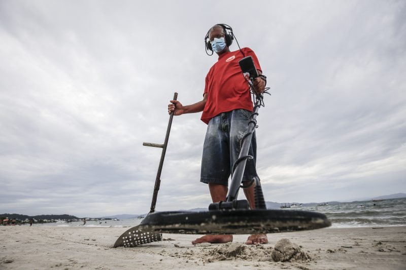Val&eacute;rio de Matos &eacute; ca&ccedil;ador de joias perdidas na Praia da Cachoeira – Foto: Anderson Coelho/ND