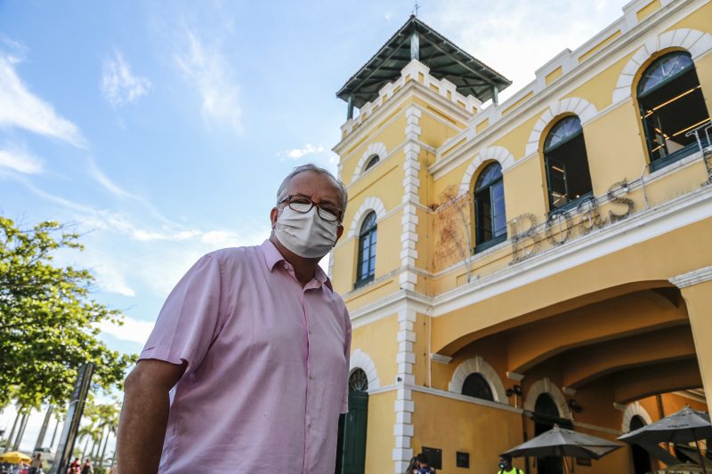 Afrânio Boppré, de camisa rosa, em frente ao Mercado Público de Florianópolis