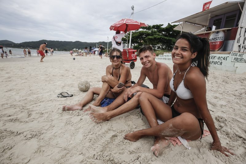 Vitória, João Octávio e Michele (esquerda) preferem a Praia da Cachoeira &#8211; Foto: Anderson Coelho/ND