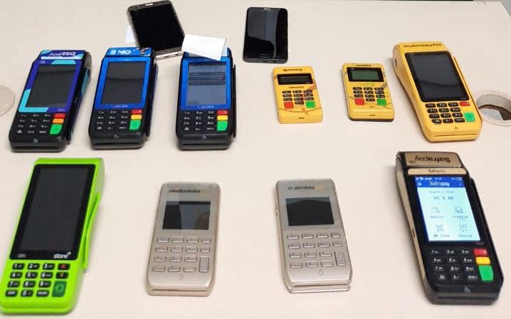 Foram encontrados cart&otilde;es de cr&eacute;ditos, celulares, maquinas de cart&atilde;o e dinheiro – Foto: Pol&iacute;cia Civil