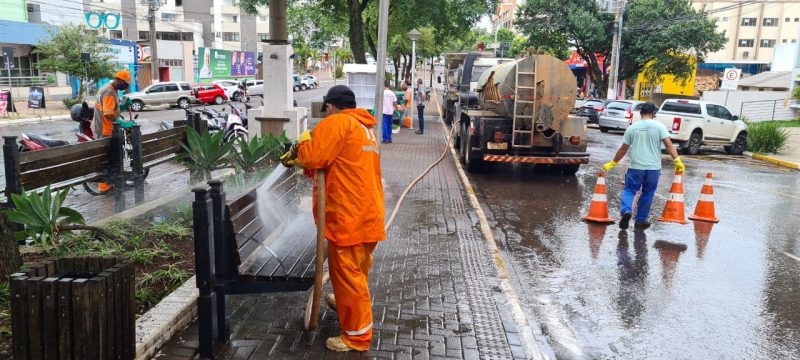 Mesmo com chuva, funcion&aacute;rios trabalham na limpeza – Foto: Prefeitura de Chapec&oacute;/Divulga&ccedil;&atilde;o/ND