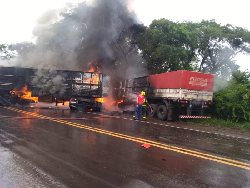 Casal que morreu carbonizado estava em caminhão Iveco/Stralis, com placas de Campo Erê – Foto: Divulgação/Bombeiros/ND