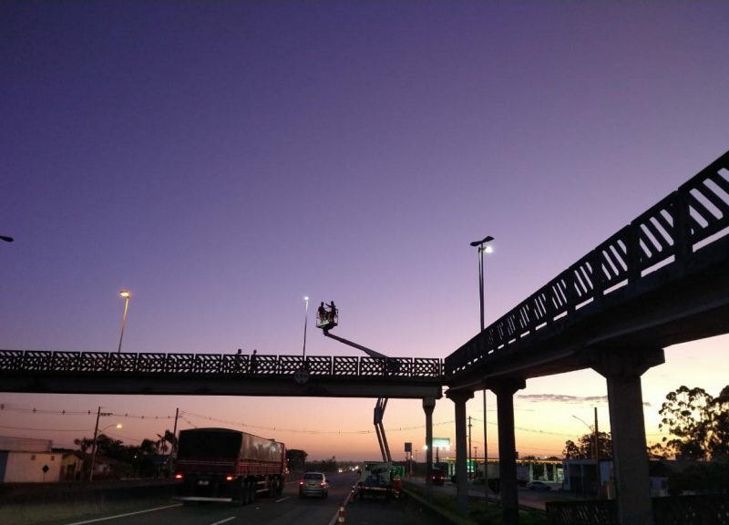Obras de melhorias, implanta&ccedil;&atilde;o das pra&ccedil;as e amplia&ccedil;&atilde;o da estrutura est&atilde;o sendo realizadas tamb&eacute;m a noite. – Foto: CCRCosteira/divulga&ccedil;&atilde;o/ND