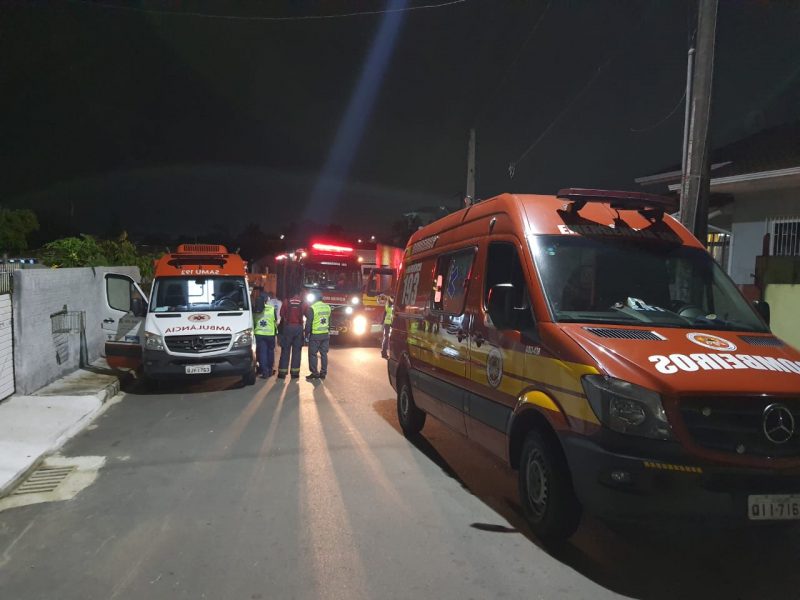 Bombeiros em incêndio em São José