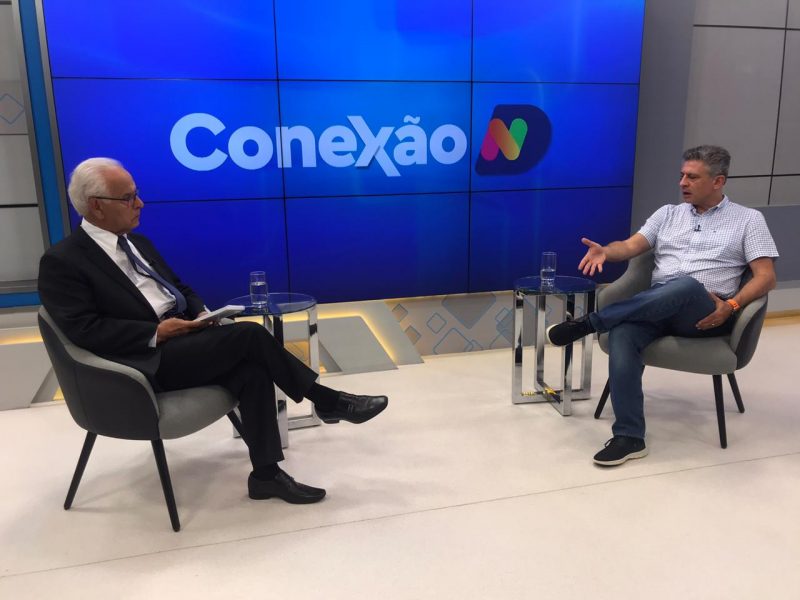 O jornalista Moacir Pereira, em entrevista com o o presidente da Abrasel/SC, Raphael Dabdab – Foto: Reprodução/NDTV