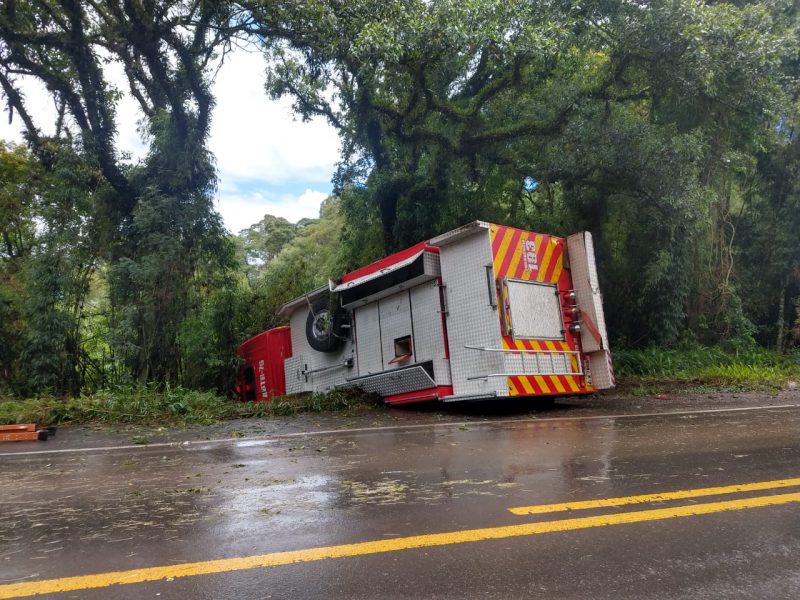 Caminhão ficou tombado às margens da rodovia – Foto: Corpo de Bombeiros/Divulgação/ND