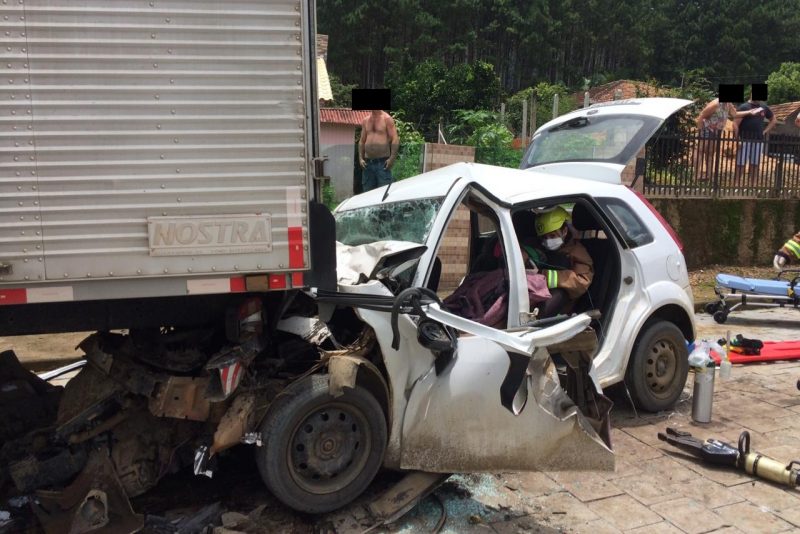 Adolescente de 15 anos fica ferido após bater carro em Dona Emma – Foto: Divulgação / Bombeiros Voluntários de Presidente Getúlio