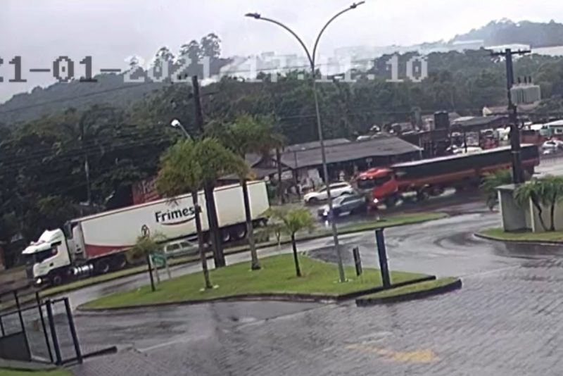 Carro fica prensado entre carretas após acidente em Blumenau – Foto: Divulgação / Redes Sociais