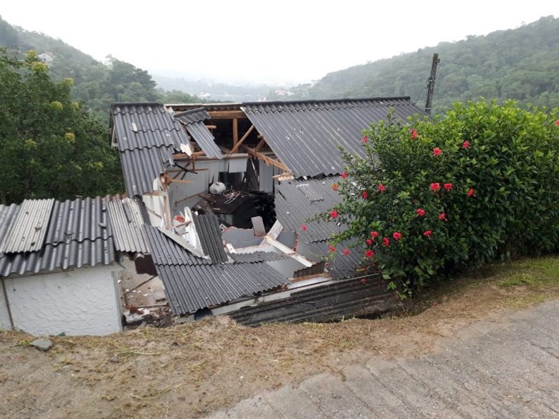 Motorista perde controle do carro e cai sobre telhado em Blumenau – Foto: Adriano Raulino/NDTV