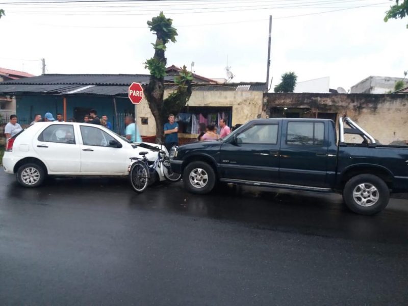 Por pouco, o carro desgovernado n&atilde;o atingiu um ciclista que passava por ali. – Foto: C&eacute;lio Ramos