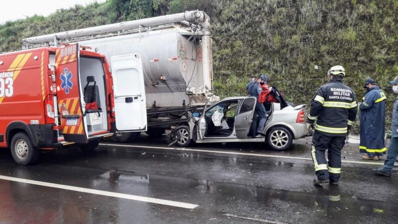 Motorista bateu na traseira do caminhão que estava no acostamento da rodovia – Foto: Corpo de Bombeiros/Divulgação/ND